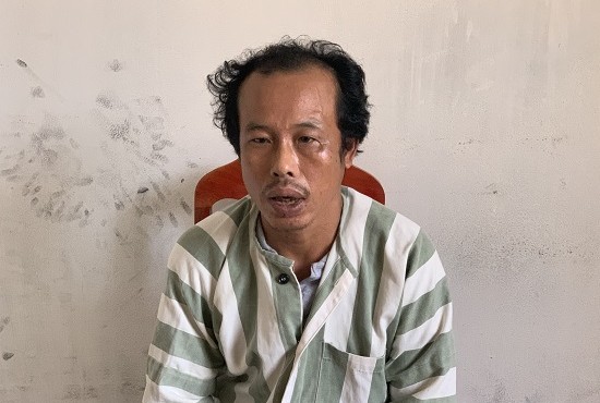 Chồng dùng liềm cắt cổ vợ hờ chết tại chỗ