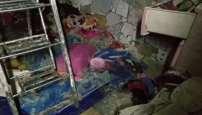 Vợ dắt con gái ra đường ngồi, chồng khoá cửa phòng trọ châm lửa đốt 