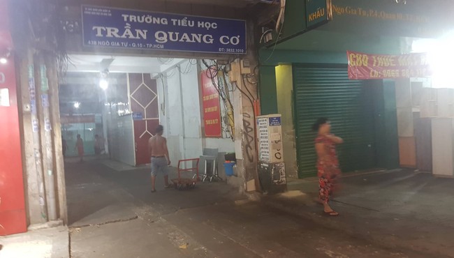 Ngăn 2 nhóm phụ huynh đánh nhau trong sân trường, Phó hiệu trưởng nhập viện 