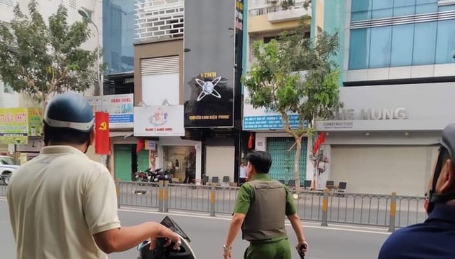 Trong căn nhà của kẻ nghi ngáo đá cầm lựu đạn cố thủ có súng, mã tấu