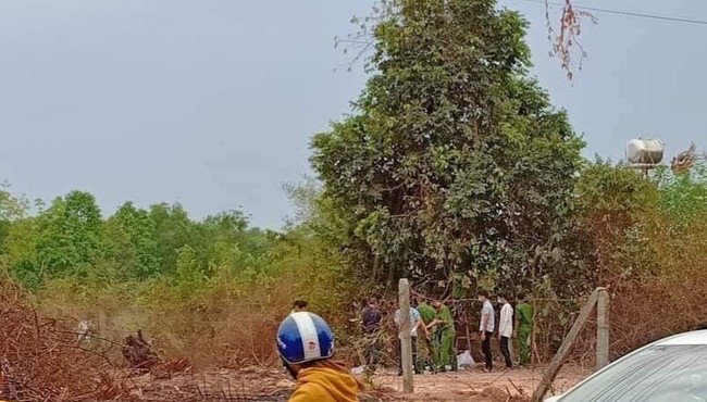 Hốt hoảng bỏ chạy khi thấy bộ xương người chết khô ở bãi đất trống