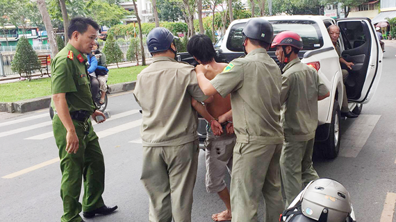 Cô gái bán thịt heo vật ngã tên cướp ở Sài Gòn