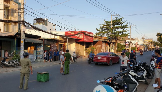 Người đàn ông đi ô tô bị nhóm thanh niên chém đứt lìa tay trên đường Sài Gòn