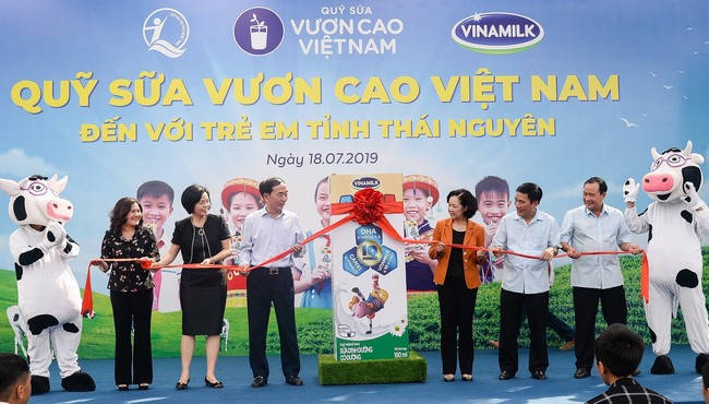 Quỹ sữa vươn cao Việt Nam và Vinamilk chung tay vì trẻ em Thái Nguyên 