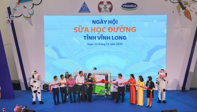 Niềm vui của thầy trò tỉnh Vĩnh Long với ngày hội sữa học đường