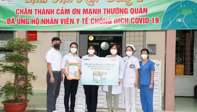 Vinamilk trao tặng sản phẩm Colosgold cho con em cán bộ y bác sĩ tuyến đầu