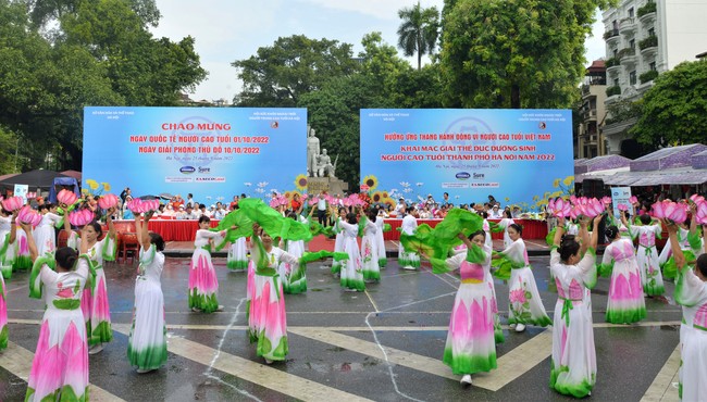 Vinamilk đồng hành cùng hàng ngàn người cao tuổi đồng diễn thể dục dưỡng sinh tại Hà Nội