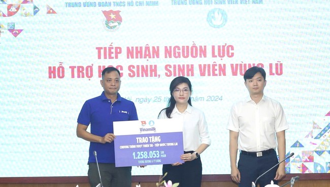 VInamilk vượt cam kết 1.2 triệu sản phẩm cho học sinh vùng bão lũ