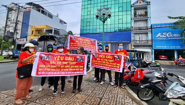 Nhà đầu tư căng băng rôn đòi Công ty Nhật Nam trả tiền phân chia lợi nhuận