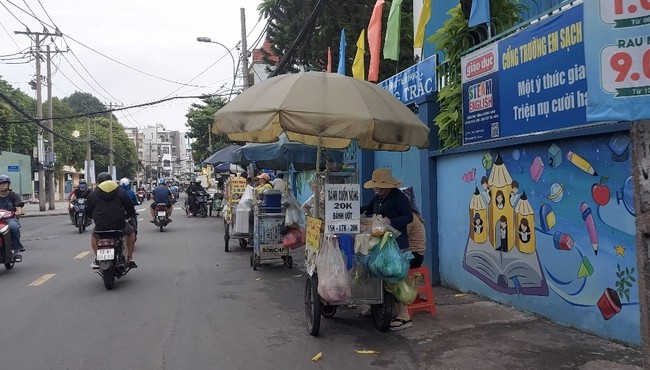 TP HCM: Đường dân sinh thành nơi “họp chợ" ở Quận 11