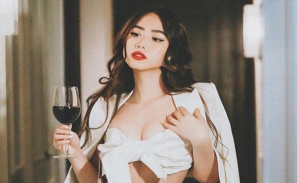 Phong các thời trang sexy của nữ chính 'Người ấy là ai' Mina Nguyễn