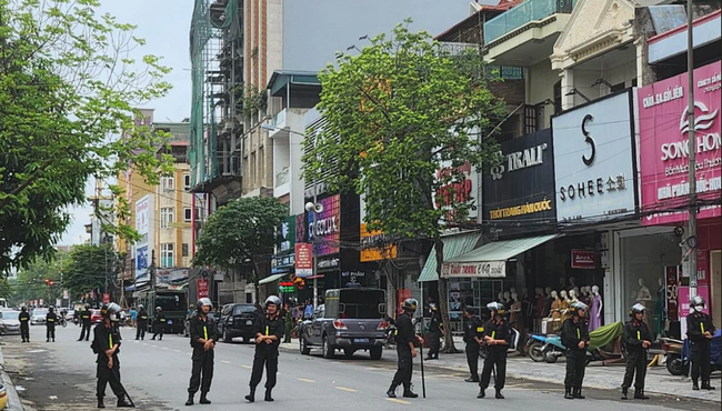 Cảnh sát khám xét nhà trùm giang hồ Tuấn 'thần đèn' 