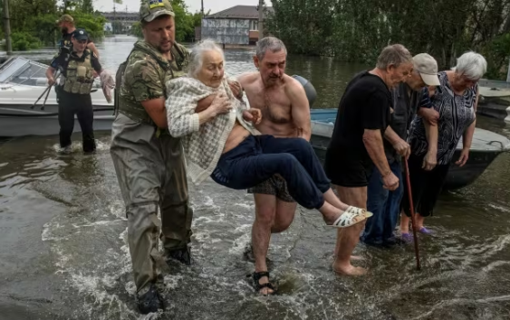 Vỡ đập ở Ukraine: Máy bay không người lái thả đồ cứu trợ cho dân mắc kẹt