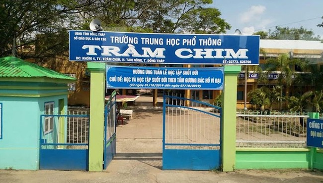 Thầy hiệu trưởng đột quỵ qua đời khi đang đọc diễn văn khai giảng ở miền Tây 