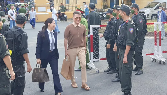 Ca sĩ Vy Oanh, Đàm Vĩnh Hưng đến phiên tòa xét xử bà Nguyễn Phương Hằng