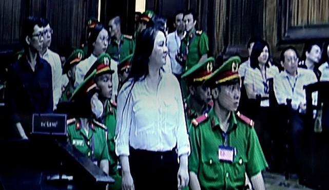 Hình ảnh nữ đại gia Nguyễn Phương Hằng tại phiên tòa  