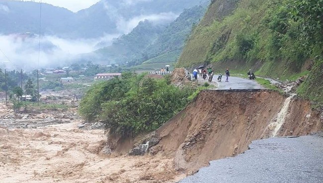 Cảnh lũ quét kinh hoàng ở Lai Châu, 3 người mất tích, đoạn đường biến mất trong nháy mắt