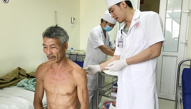 Con rể sát hại bố mẹ vợ rồi dùng dao đâm vào bụng