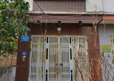 Nhà đóng cửa im ỉm, người dân ngó vào thấy 3 xác người bên trong