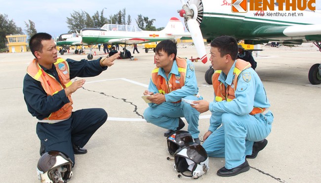 Để trở thành phi công tiêm kích phải học cách bay với Yak-52