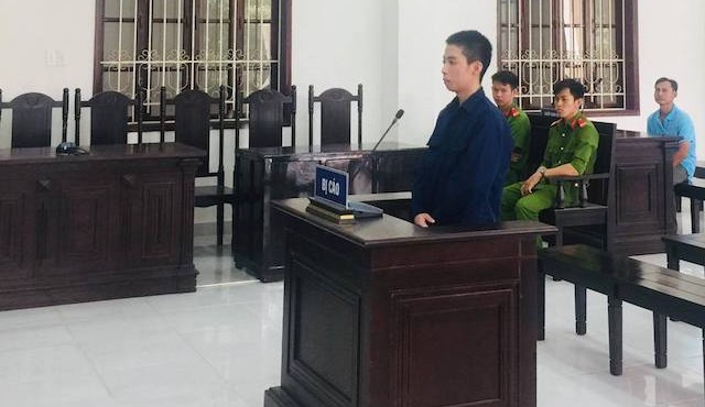 Uống hết 1,5 lít rượu, em nhận đầu anh trai xuống nước đến chết