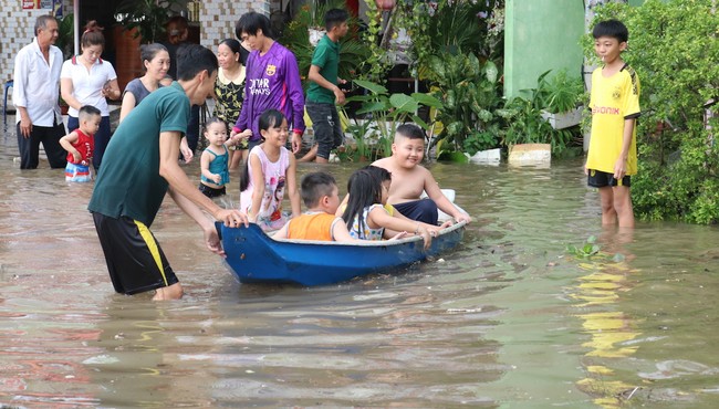 Dân Cần Thơ bơi ghe trên đường trong đợt triều cường lớn nhất lịch sử