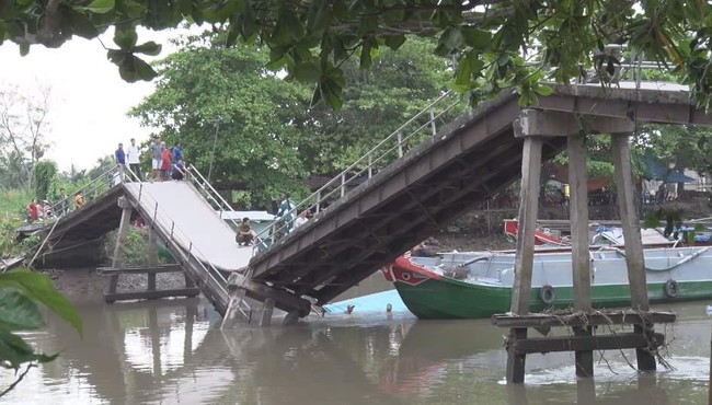 Ghe chở 50 tấn lúa tông sập cầu ở miền Tây