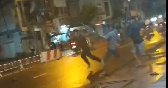 2 nhóm thanh niên vác dao, kiếm hỗn chiến ở quận 4