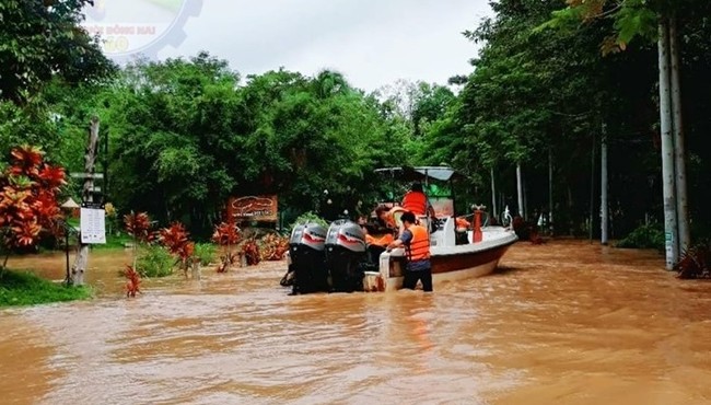 Cứu 6 người mắc kẹt trong lũ dữ suốt 5 giờ ở Đồng Nai