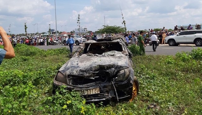 Hiện trường hàng trăm cảnh sát trục vớt xe Mercedes rơi xuống kênh, đưa thi thể 3 người ra ngoài