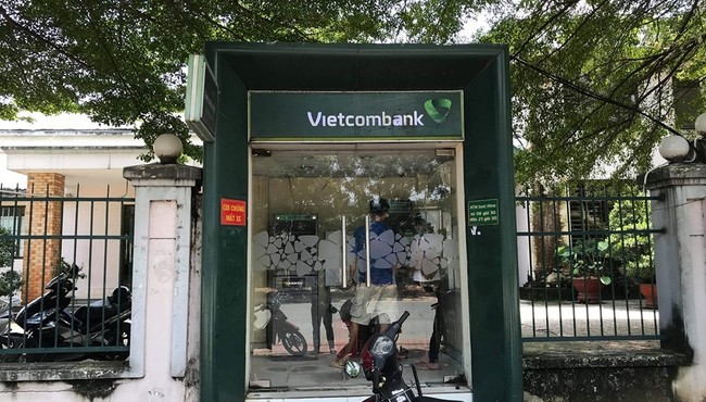 Cô gái 18 tuổi rút tiền ở trụ ATM Vietcombank bị cướp kề dao vào bụng