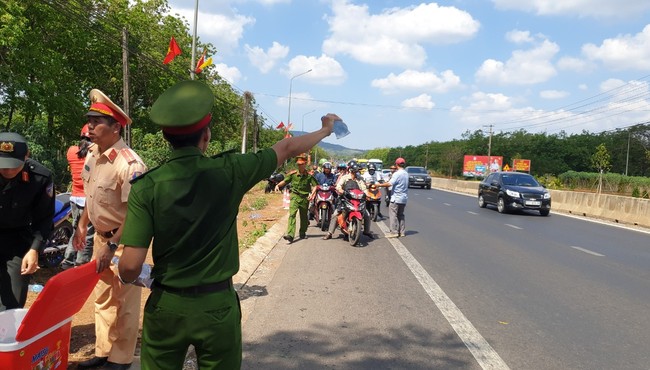 Công an Đồng Nai đội nắng phát nước suối, khăn lạnh cho người đi đường ngày Tết