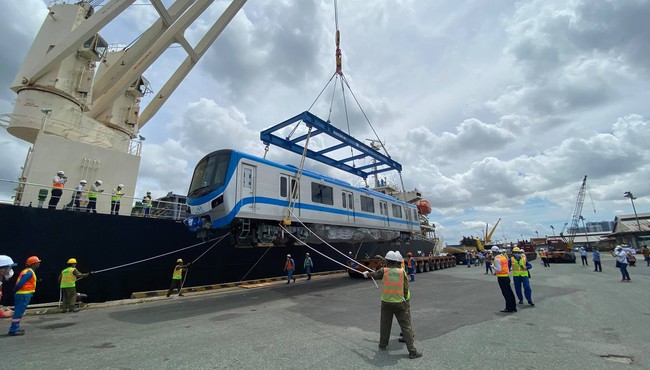 Cận cảnh tàu metro số 1 về tới Sài Gòn