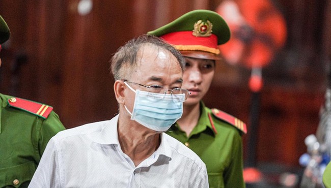 Ông Nguyễn Thành Tài cùng nữ đại gia Bạch Diệp chuẩn bị hầu tòa