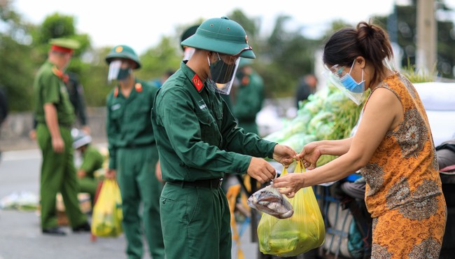 Công an, bộ đội tặng thực phẩm cho người dân ở TP Thủ Đức