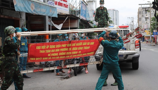 Cảnh tháo dỡ các rào chắn ở TP HCM trước ngày 'bình thường mới'