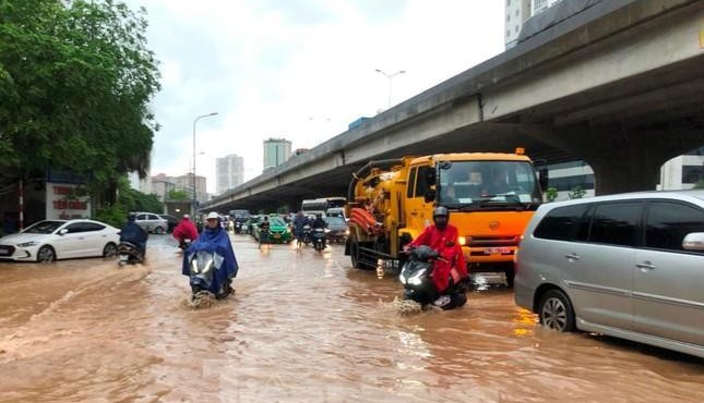 Bộ trưởng TN&MT Trần Hồng Hà: Mưa lớn thì hạ tầng tốt như Mỹ, châu Âu cũng không chịu được?