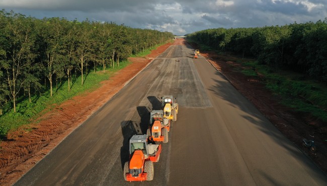 Cận cảnh cao tốc Dầu Giây - Phan Thiết trước thời hạn thông xe kỹ thuật