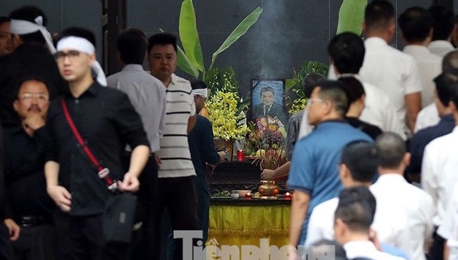 Đang di quan ông Trần Bắc Hà vào Sài Gòn làm tang lễ 