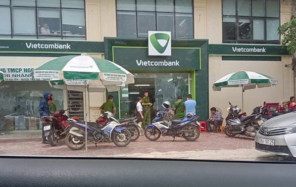 Nổ 2 phát súng vào bảo vệ rồi cướp ngân hàng Vietcombank