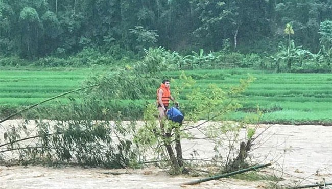 Công an vật lộn trong lũ dữ cứu người dân đu ngọn cây giữa dòng nước chảy xiết