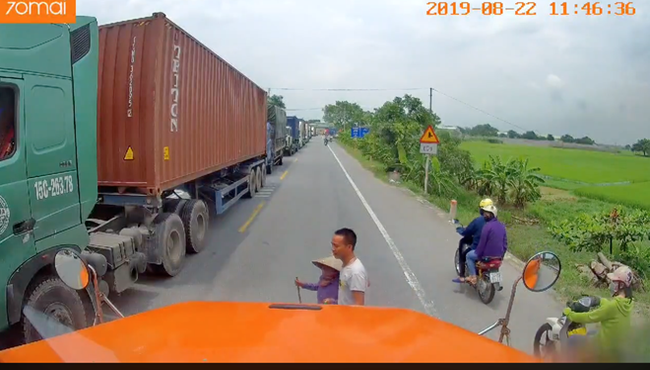 Sống đẹp: Tài xế container 'sống chậm' 5 phút dừng xe dắt cụ bà qua đường