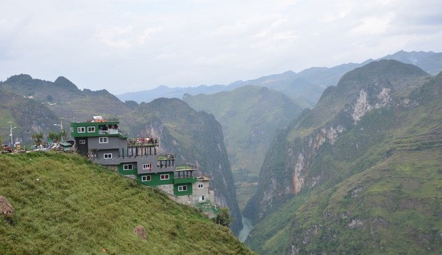 Panorama Mã Pì Lèng bất ngờ được sơn màu xanh để... phù hợp với núi rừng