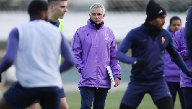 Xem Mourinho chỉ đạo các cầu thủ Tottenham trong buổi tập đầu tiên