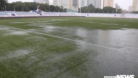 Cận cảnh sân bóng U22 Việt Nam vs U22 Singapore: Ngập khắp nơi