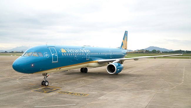 Hàng loạt máy bay Vietnam Airlines cán đinh rách lốp