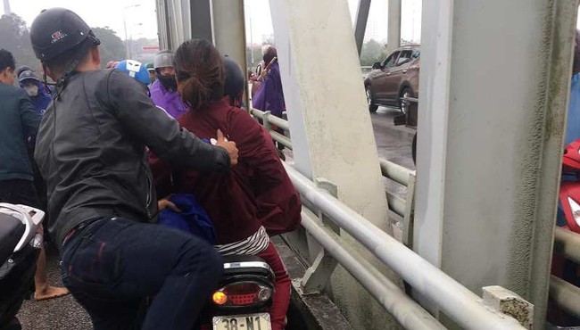 Thiếu tá lao lên cầu Bến Thủy giữa giá rét cứu người phụ nữ tự tử
