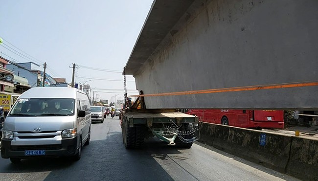 Lạnh tim với xe chở dầm cầu khổng lồ 'chen' giữa dòng xe trên đường về Miền Tây