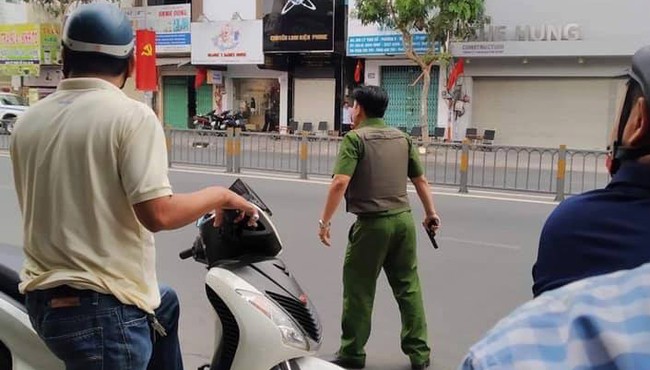 Nghi án thanh niên cầm súng, lựu đạn cướp ngân hàng Đông Á ở Sài Gòn