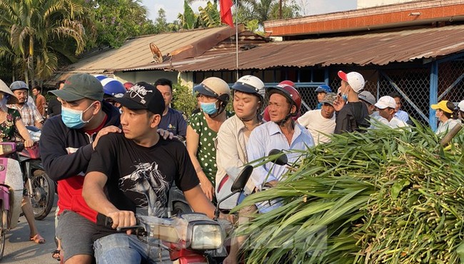 Người dân bất chấp nguy hiểm tụ tập xem cảnh sát vây kẻ nổ súng giết 4 người